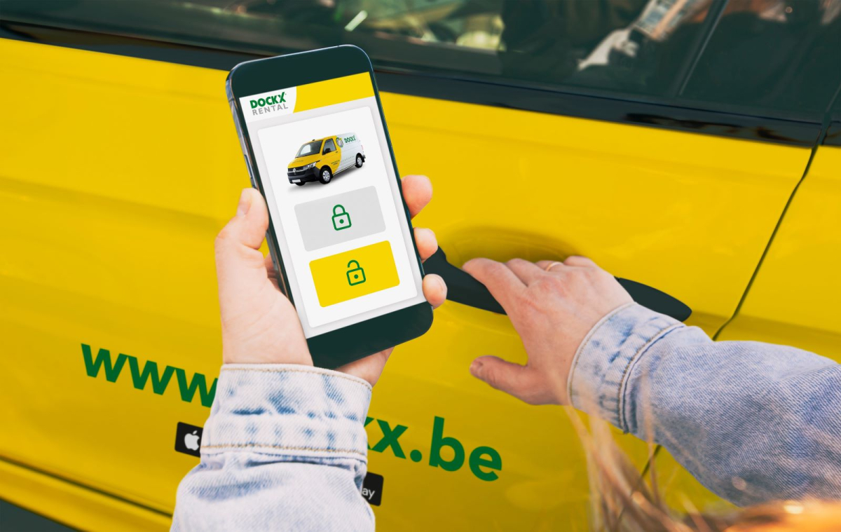 Vrouw opent voertuig met Dockx app