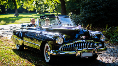 Five tips for choosing your perfect wedding transport. Rent your classic car at Dockx Rental.