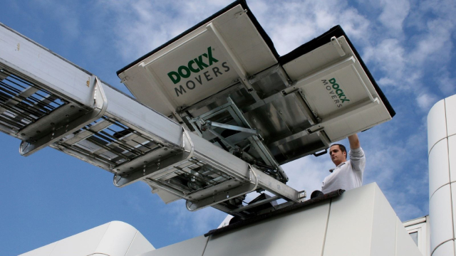 Carefree moving with Dockx moving lift and operator